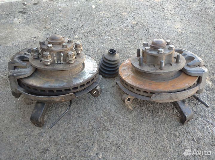 Ступица в сборе с тормозным суппортом