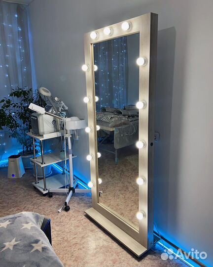 Гримерное зеркало с лампочками