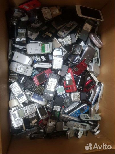 Коллекционерам старые телефоны или на разбор