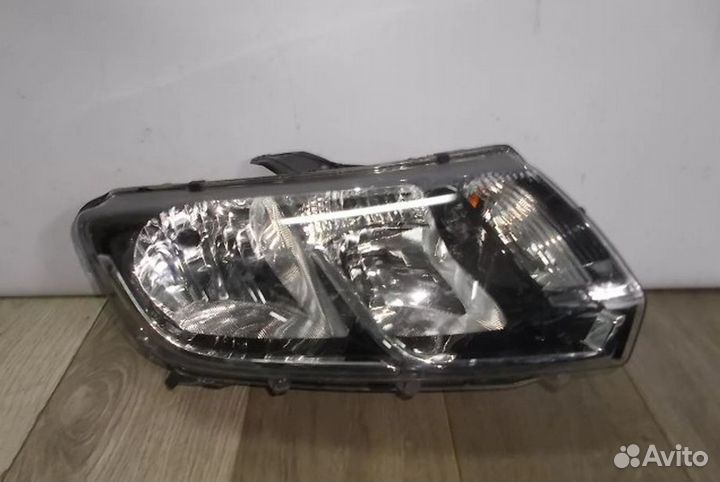 Фара правая на Renault Logan Рено логан