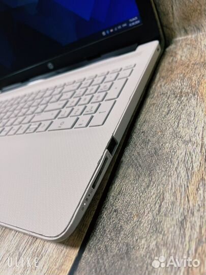 Красивый современный ноутбук HP 15.6