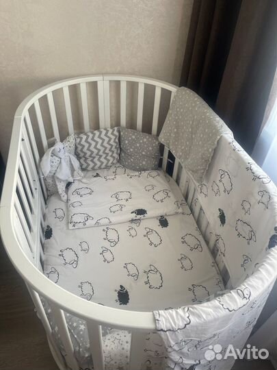 Продам детскую кроватку с маятником (белая)