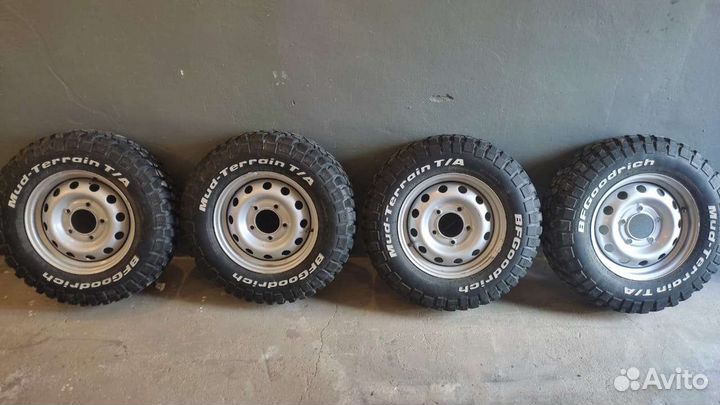 BFGoodrich Mud Terrain T/A KM2 215/75/15