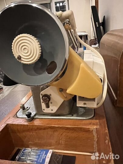 Швейная машинка Чайка