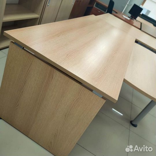 Офисные столы и шкафы
