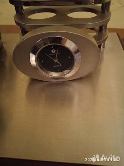 Настольный канцелярский прибор с часами