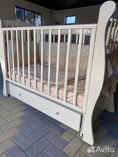 Детская кроватка с маятником