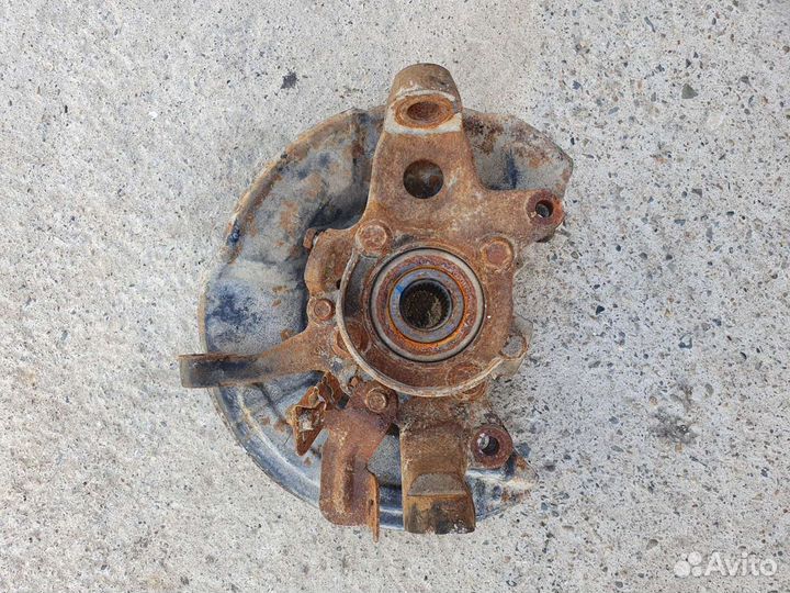 Кулак передний левый для Mitsubishi Pajero 3