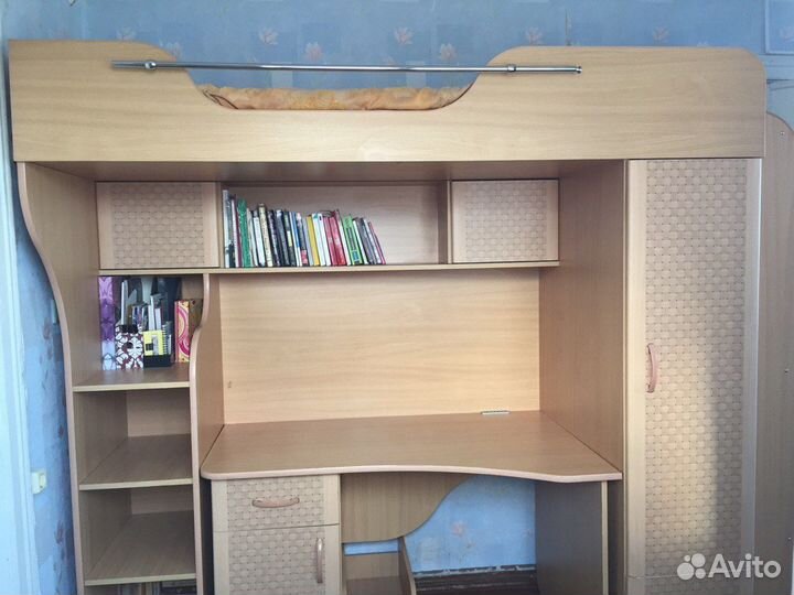 Кровать чердак со столом и шкафом