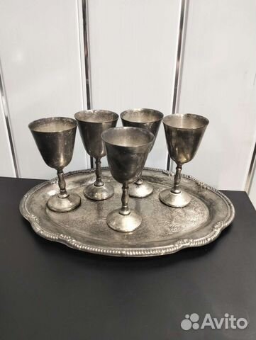 Поднос с рюмками