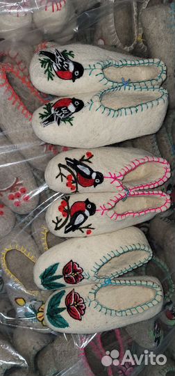 Тапочки белые на подошве вышитые
