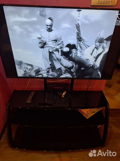 Стеклянная тумба под телевизор с кронштейном