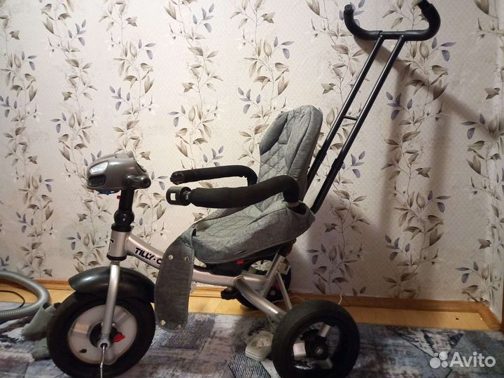 Велосипед детский трех колёсный с ручкой