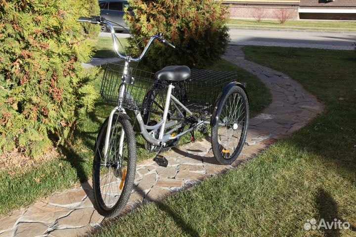 Большой трехколесный велосипед с корзинами для взр