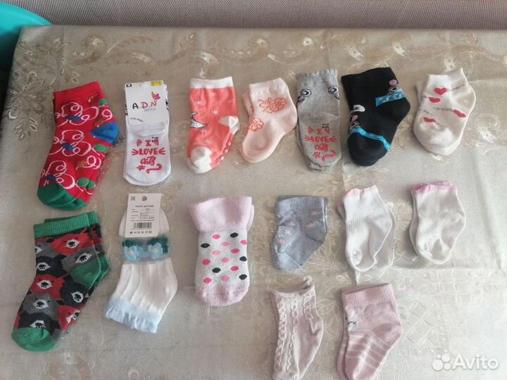 Носочки, пинетки и шапочки на девочку