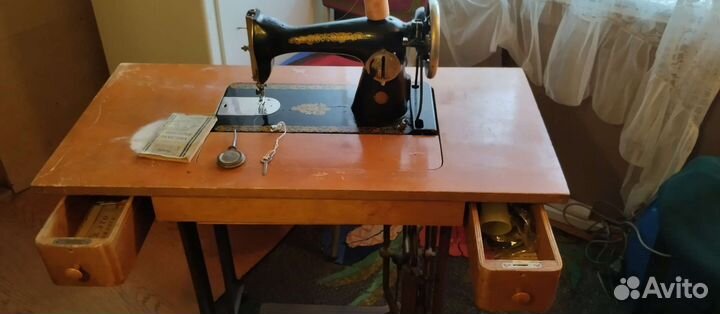Ножная швейная машинка Подольск 1963 года