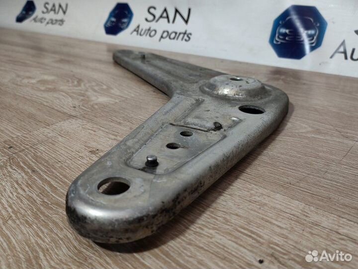 Кронштейн реактивной тяги задний правый Bmw X5 E70