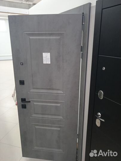 Дверь входная с зеркалом