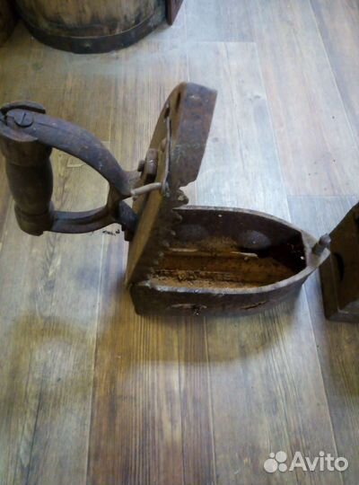 Старинный угольный утюг. Цена за штуку