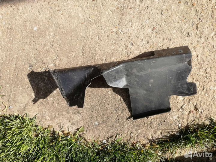 Дефлектор радиатора правый Renault Megan 3