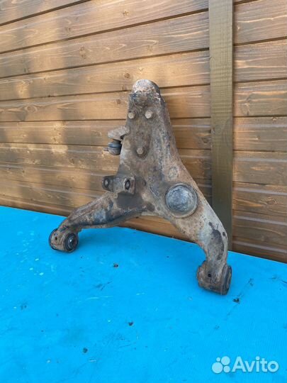 Передний правый нижний рычаг Mitsubishi L200 4 IV