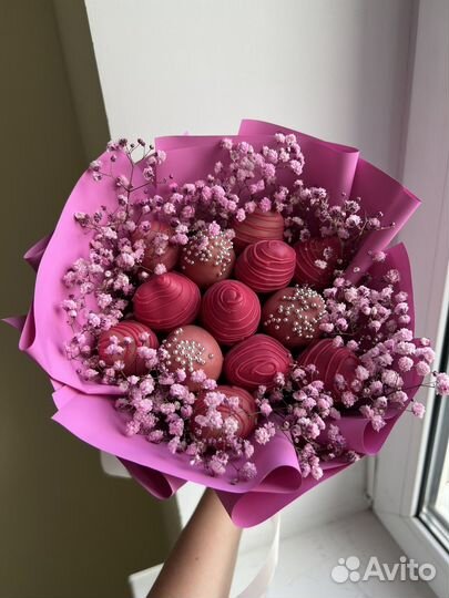 Букет из клубники в шоколаде с гипсофилой