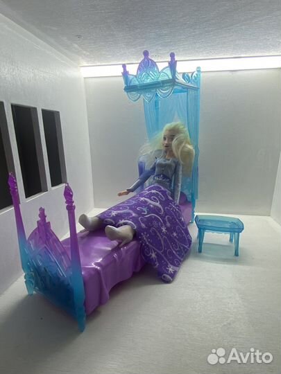 Эльза поющая от Hasbro с кроватью и столиком