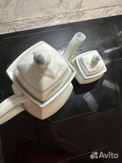 Чайник и сахарница