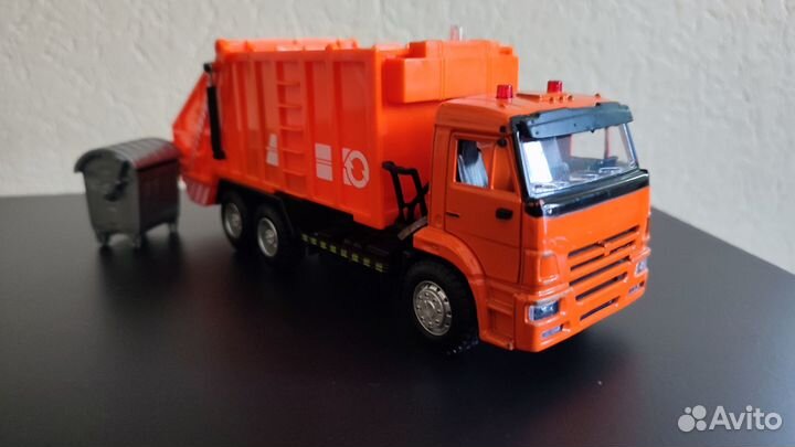 Мусоровоз с баком