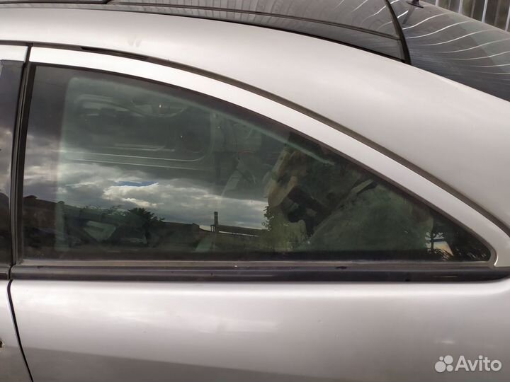 Mercedes c-class w203 стекло глухое левое