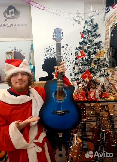 Акустическая гитара для уличных концертов