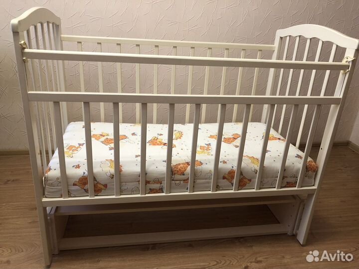 Детская кроватка с продольным маятником