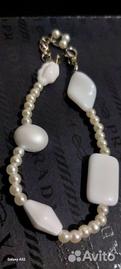 Браслет из бусин под жемчуг