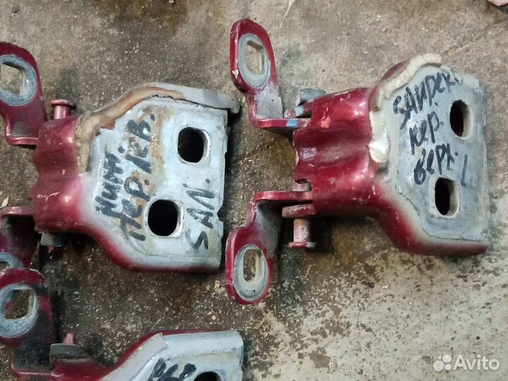 Петля двери Рено Сандеро 1