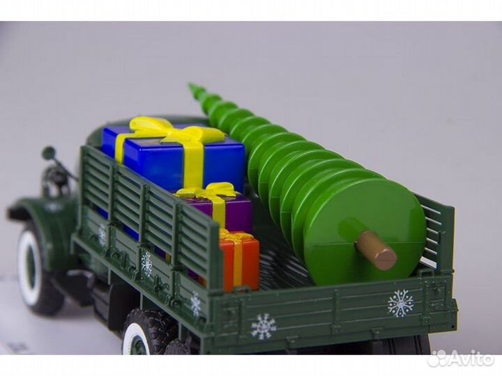 Модель автомобиля ЗИЛ-157 Happy New Year SSM