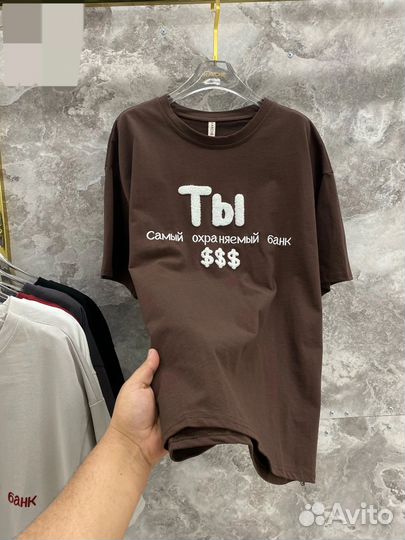 Футболка надписью 