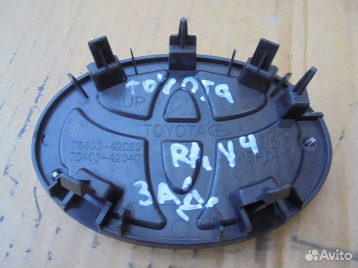 Эмблема крышки багажника Toyota RAV 4 40 кузов