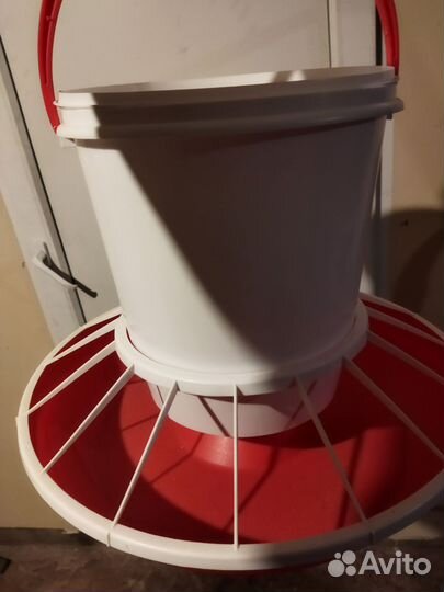 Кормушки и поилки для кур