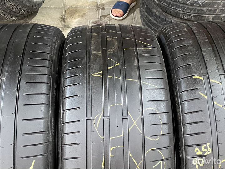 Pirelli P Zero PZ4 255/40 R21