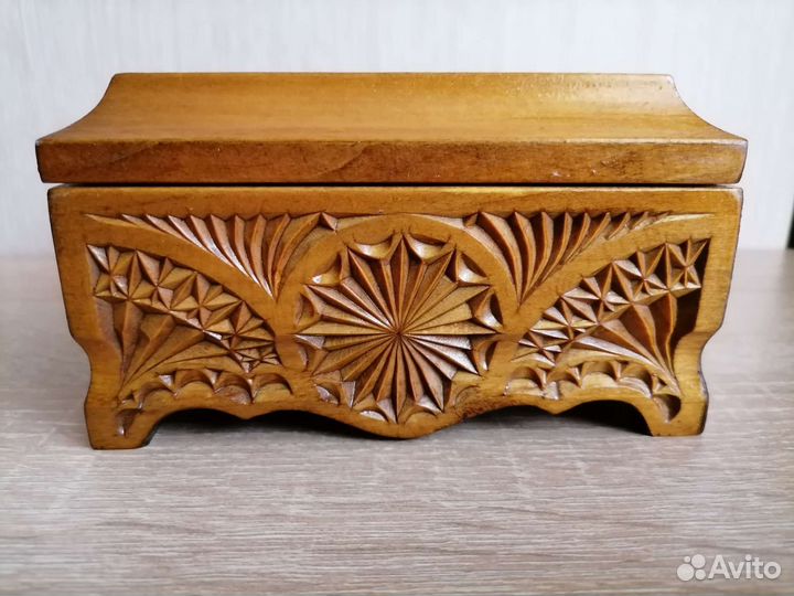 Шкатулка деревянная резная