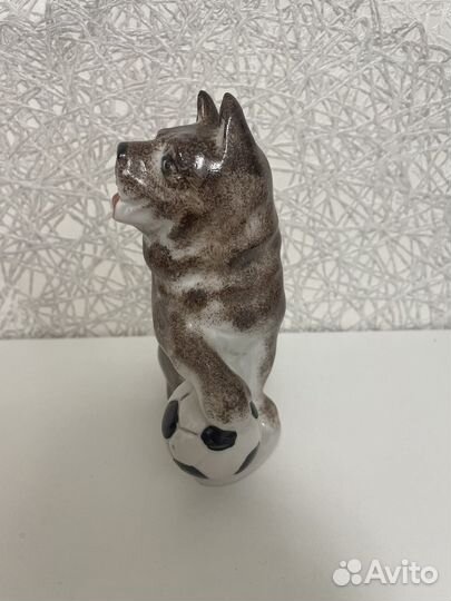 Фарфоровая статуэтка Бульдог с мячом Дулево