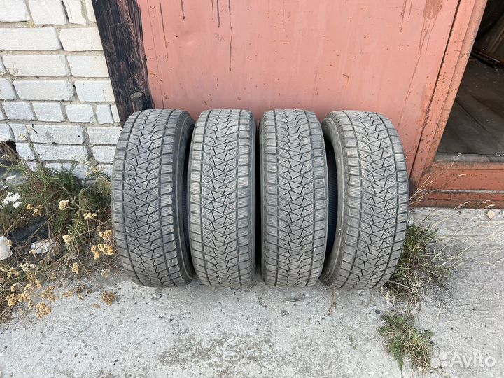 Bridgestone Blizzak DM-V2 215/65 R16