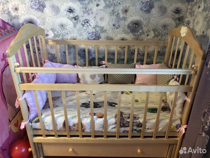 Детская кроватка с маятником