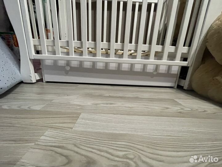 Детская кроватка с маятником