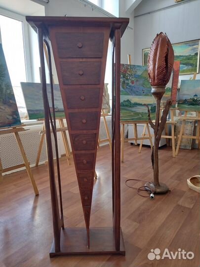 Тумбочка с выдвижными ящиками