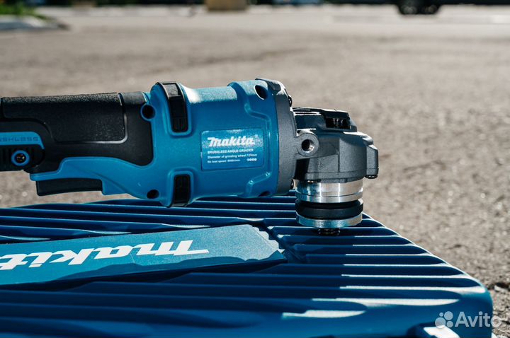 Аккумуляторная болгарка makita