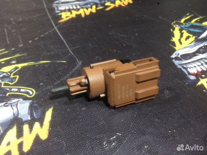 Концевик под педаль тормоза. Audi A4 B6 avant AMB