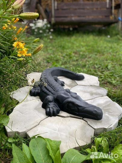 Крокодил садовая фигура из бетона, подарок