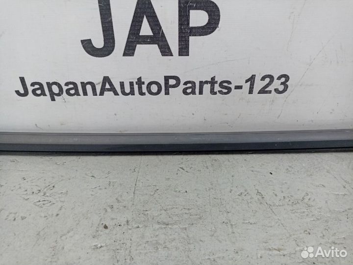 Молдинг стекла передний правый Volkswagen Golf