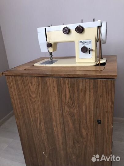 Швейная машина Чайка 143